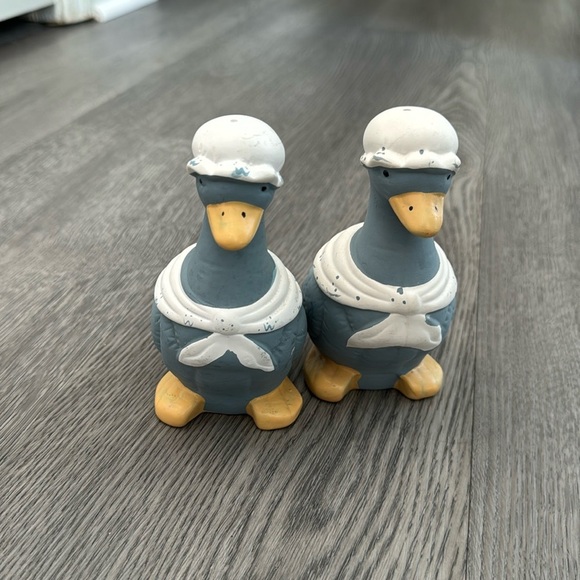 Vintage Handpainted Ceramic Mama Duck Goose Large Salt and Pepper Shakers - Picture 1 of 7